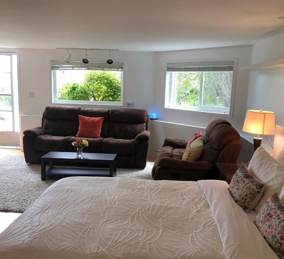 Guest house One Bedroom Near Hillside Mall Oak Bay